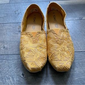 Toms || Classic Golden Textured Geo Slip On Size 8